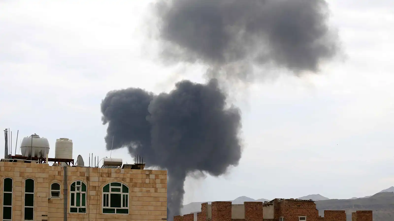 مزاعم تصدّي الحوثيين للهجوم الإسرائيلي تثير غضب اليمنيين‎