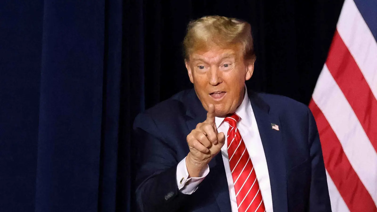 ترامب رداً على احتمال الحرب مع إيران: "أي شيء يمكن أن يحدث"