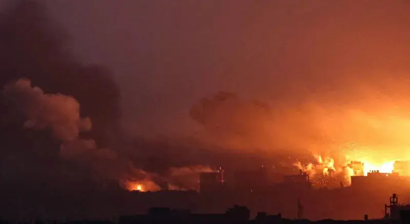 إسرائيل تقصف بوابة مستشفى كمال عدوان 