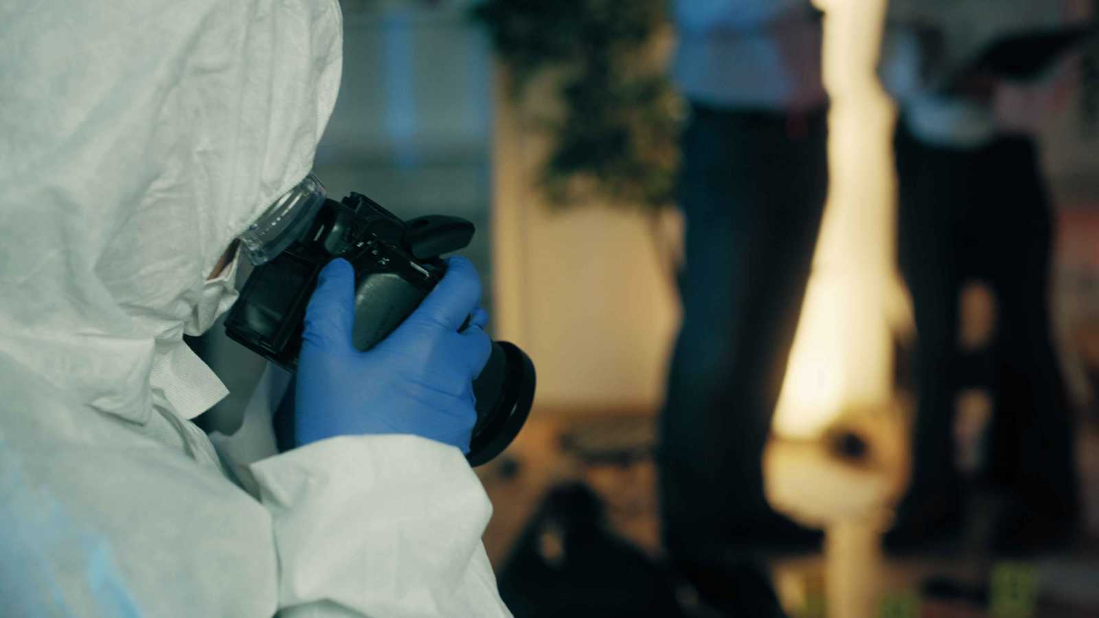 بسبب "خلافات عائلية".. أب يقتل زوجته وطفليه ثم ينتحر