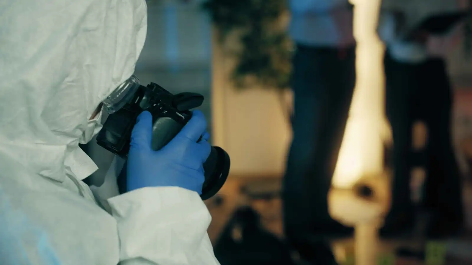 بسبب "خلافات عائلية".. أب يقتل زوجته وطفليه ثم ينتحر