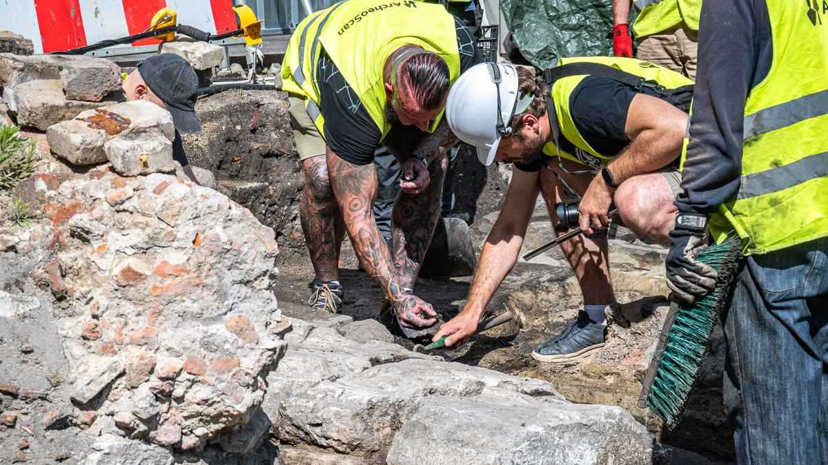 اكتشاف قبر فارس من العصور الوسطى تحت محل آيس كريم (صور)