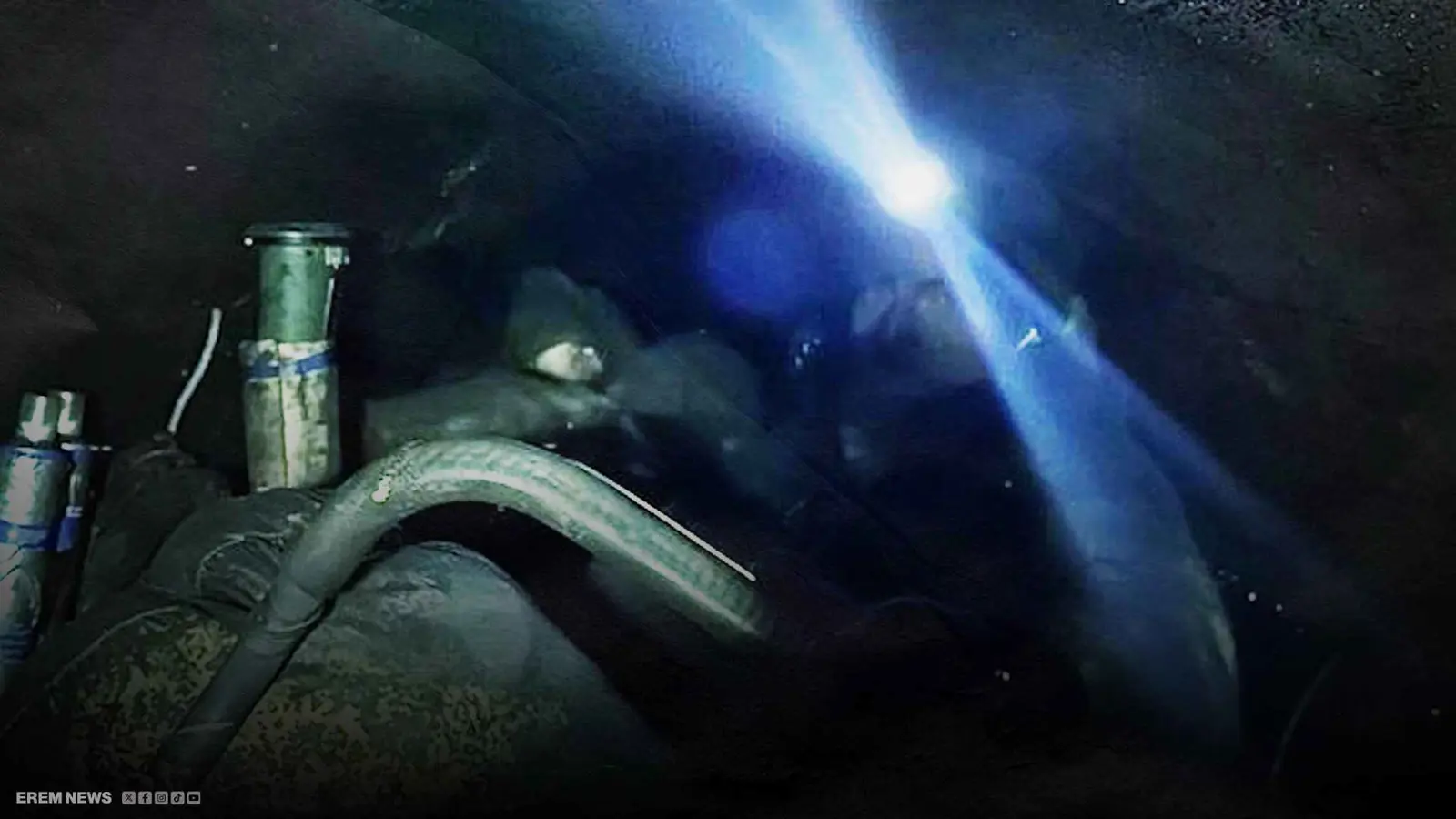 جنود روس داخل أنابيب الغاز