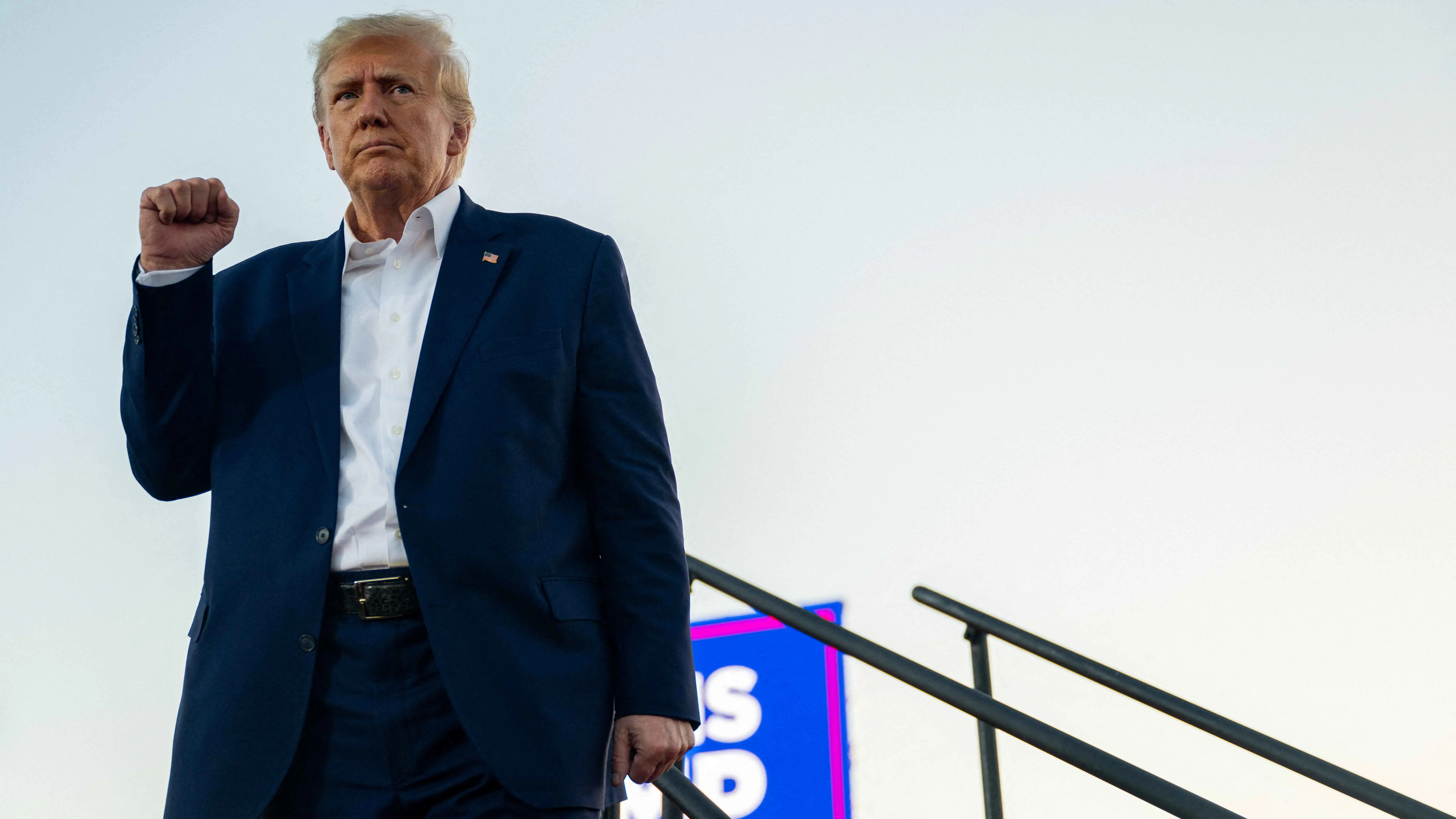 الانتخابات البريطانية.. ترامب يهنئ "صديقه العزيز" ويتجنب ستارمر