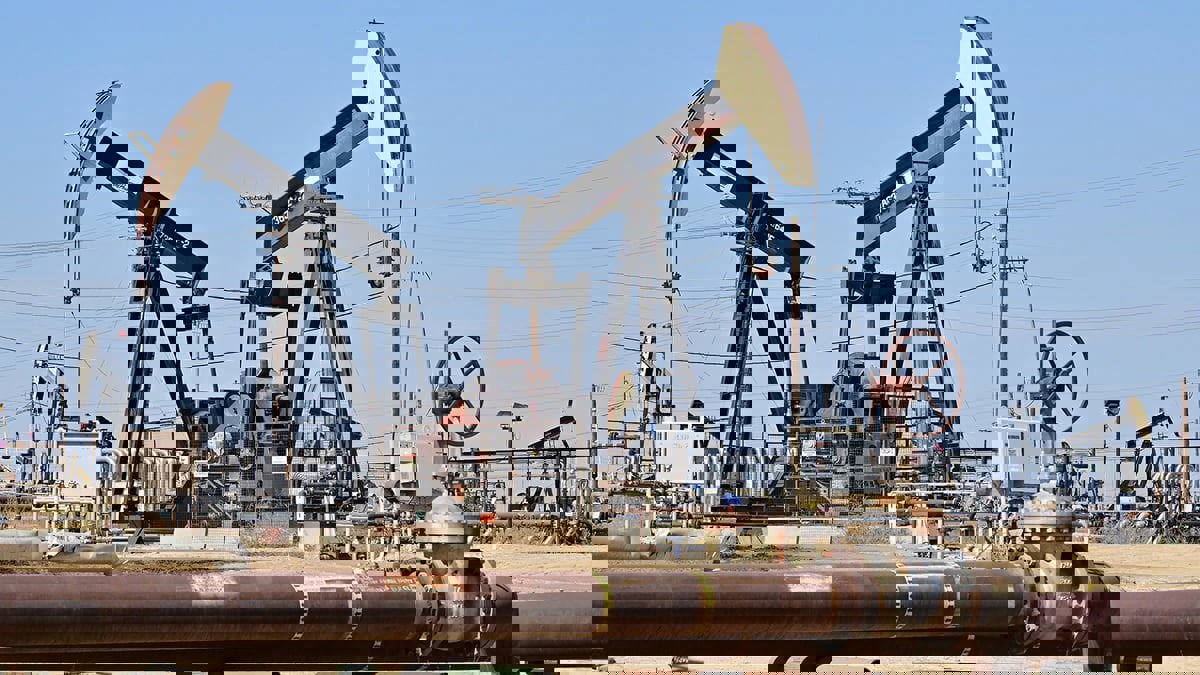 النفط يتراجع من أعلى مستوياته في 5 أسابيع
