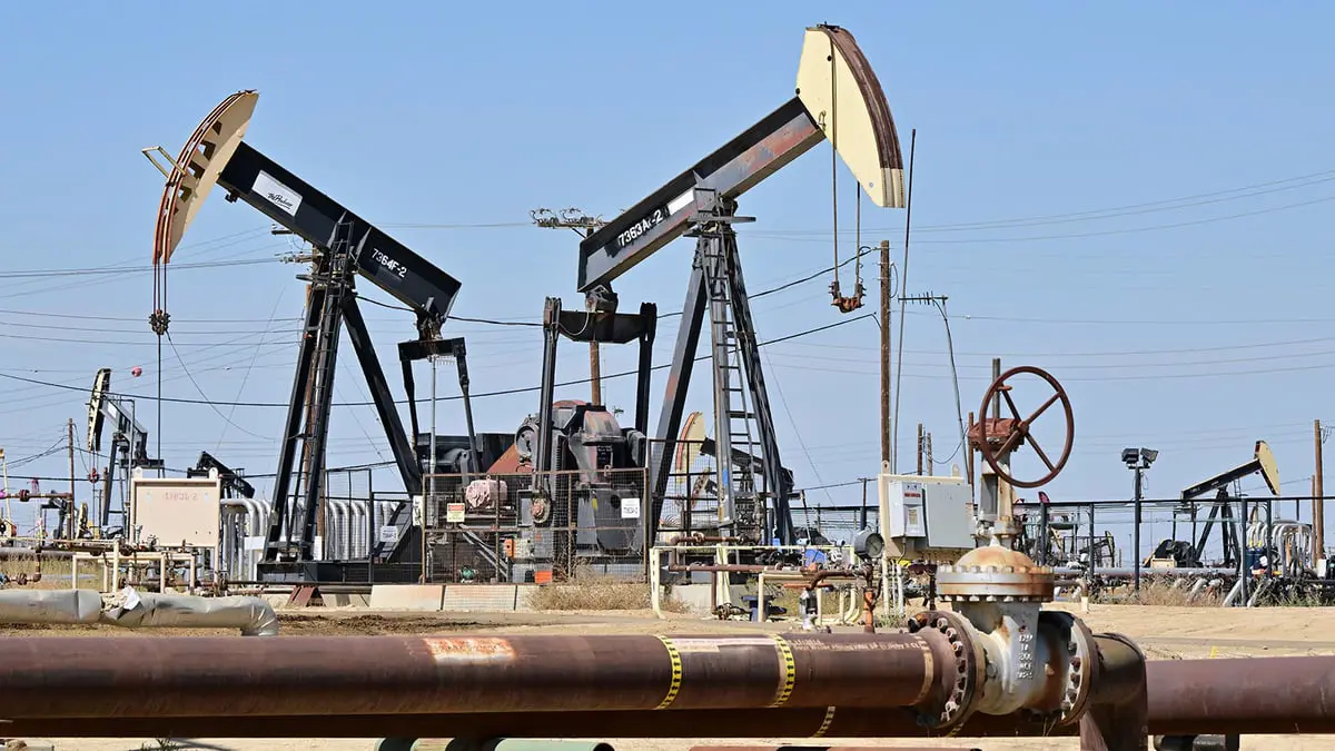 النفط يتراجع من أعلى مستوياته في 5 أسابيع
