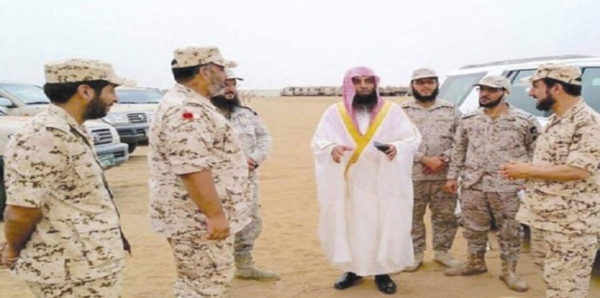 شاهد بالفيديو: إمام المسجد النبوي يطلق قذيفة مدفع على الحوثيين