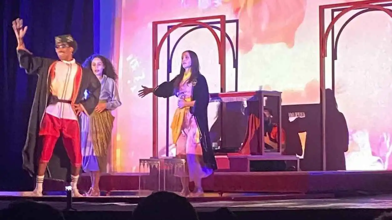 "مواطن اقتصادي".. مسرحية مغربية ترفض تحويل الإنسان إلى سلعة