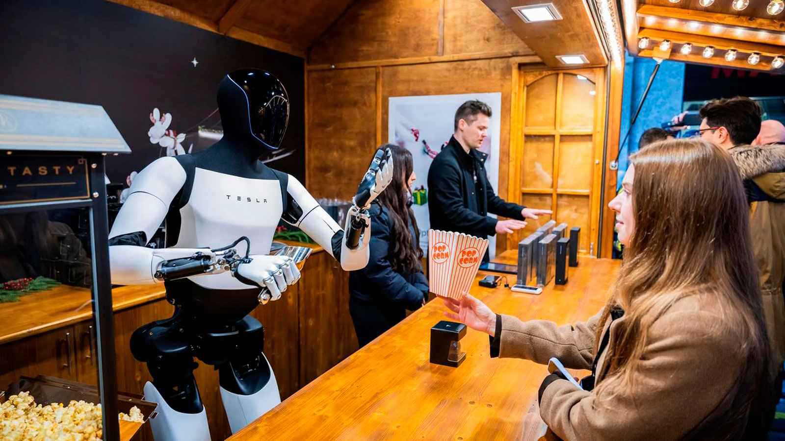 روبوت "أوبتيموس" البشري يوزع الفشار في برلين (فيديو)