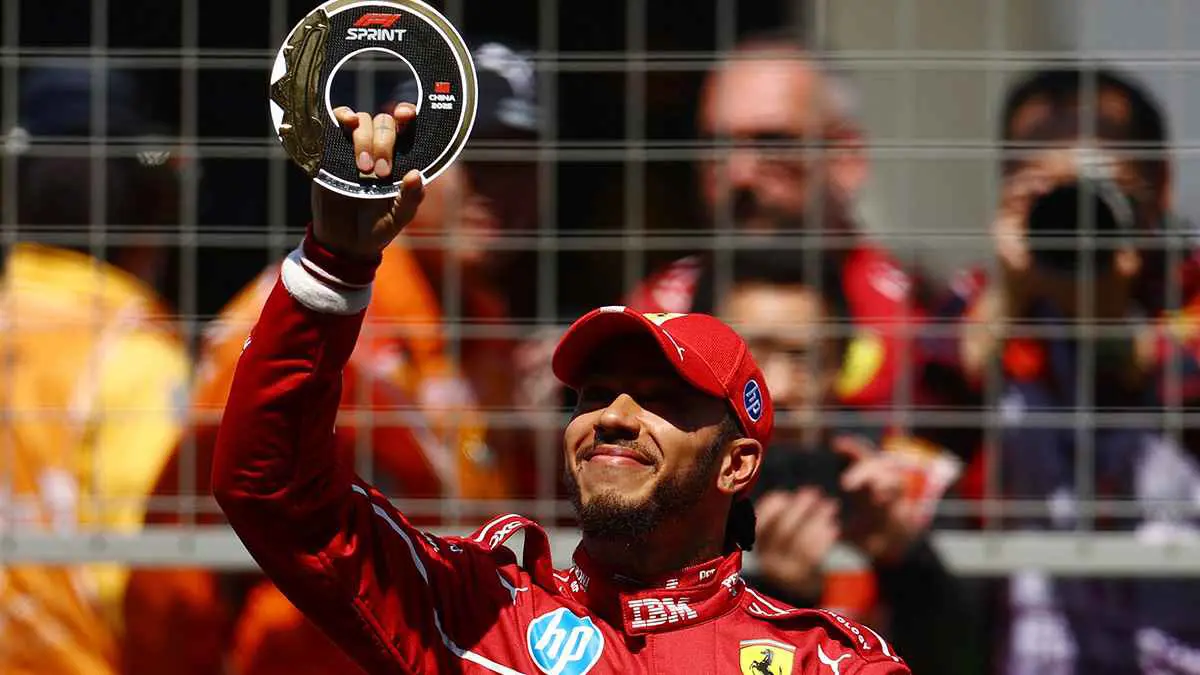 هاميلتون يحقق فوزه الأول مع فيراري في سباق السرعة بالصين