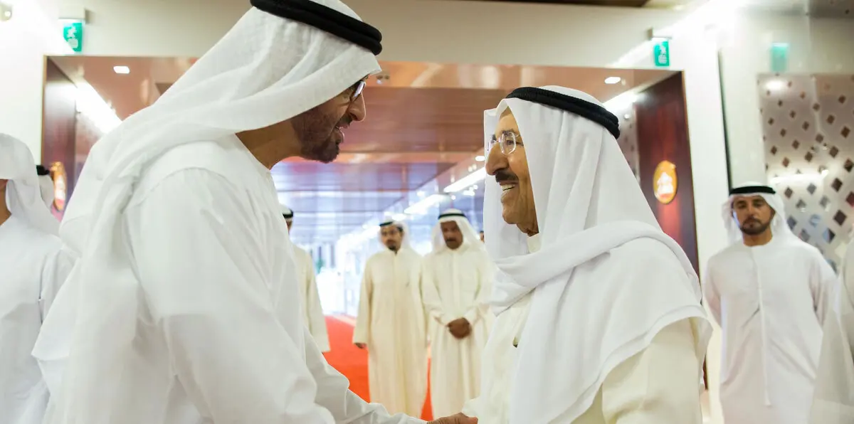 محمد بن راشد ومحمد بن زايد يعقدان اجتماعًا مع أمير الكويت‎