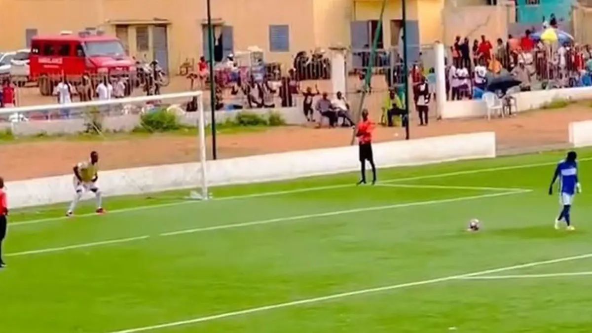 لاعب سنغالي يسجل أغرب ركلة جزاء على طريقة "بانينكا" (فيديو)