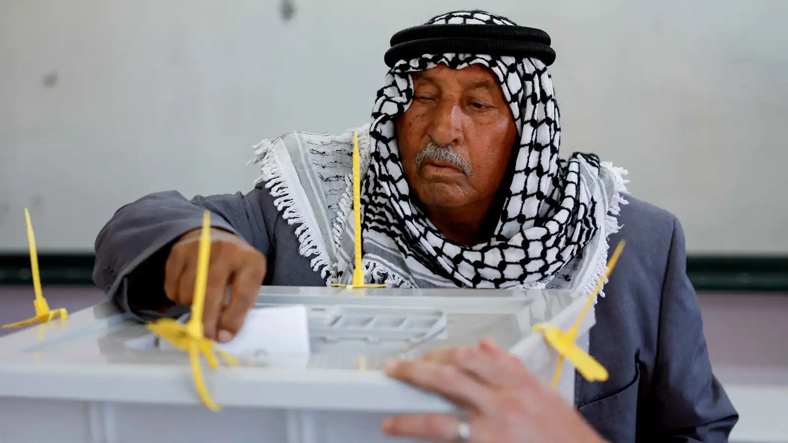 العشيرة بدل الحزب.. تحول بنيوي في السلوك الانتخابي الفلسطيني