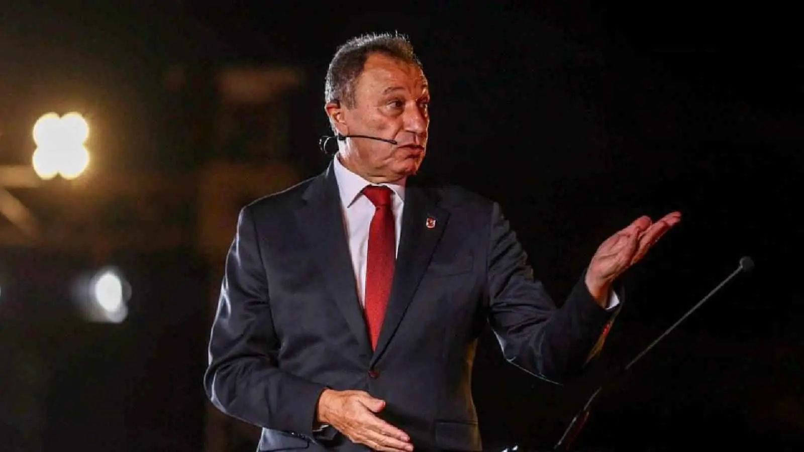 حصل على شارة القيادة ظلماً.. أسطورة الأهلي يكشف خلافاً تاريخياً مع الخطيب