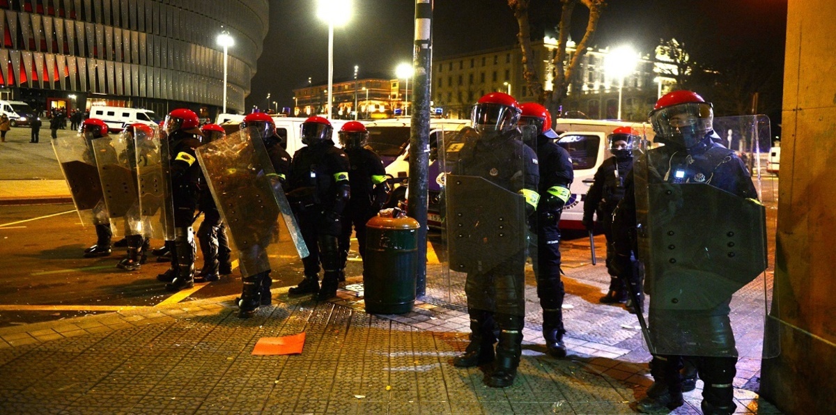 اليويفا يدرس منع المشجعين الروس من مرافقة فرقهم