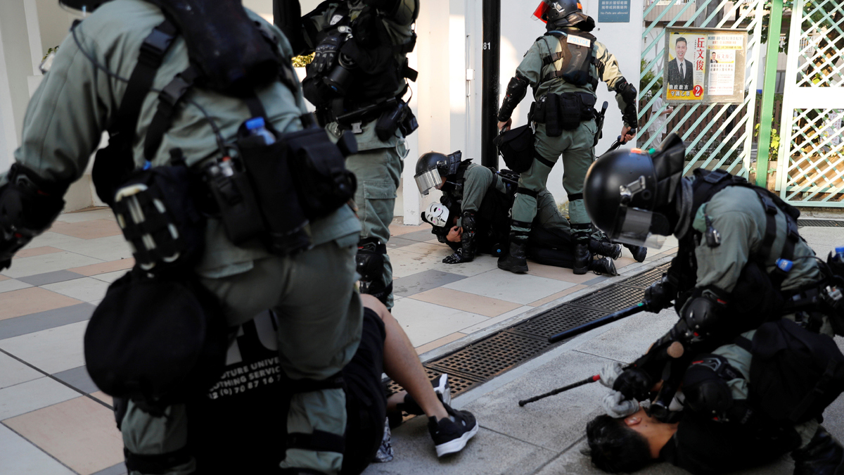 انتشار الفوضى في هونغ كونغ والشرطة تطلق النار على المحتجين