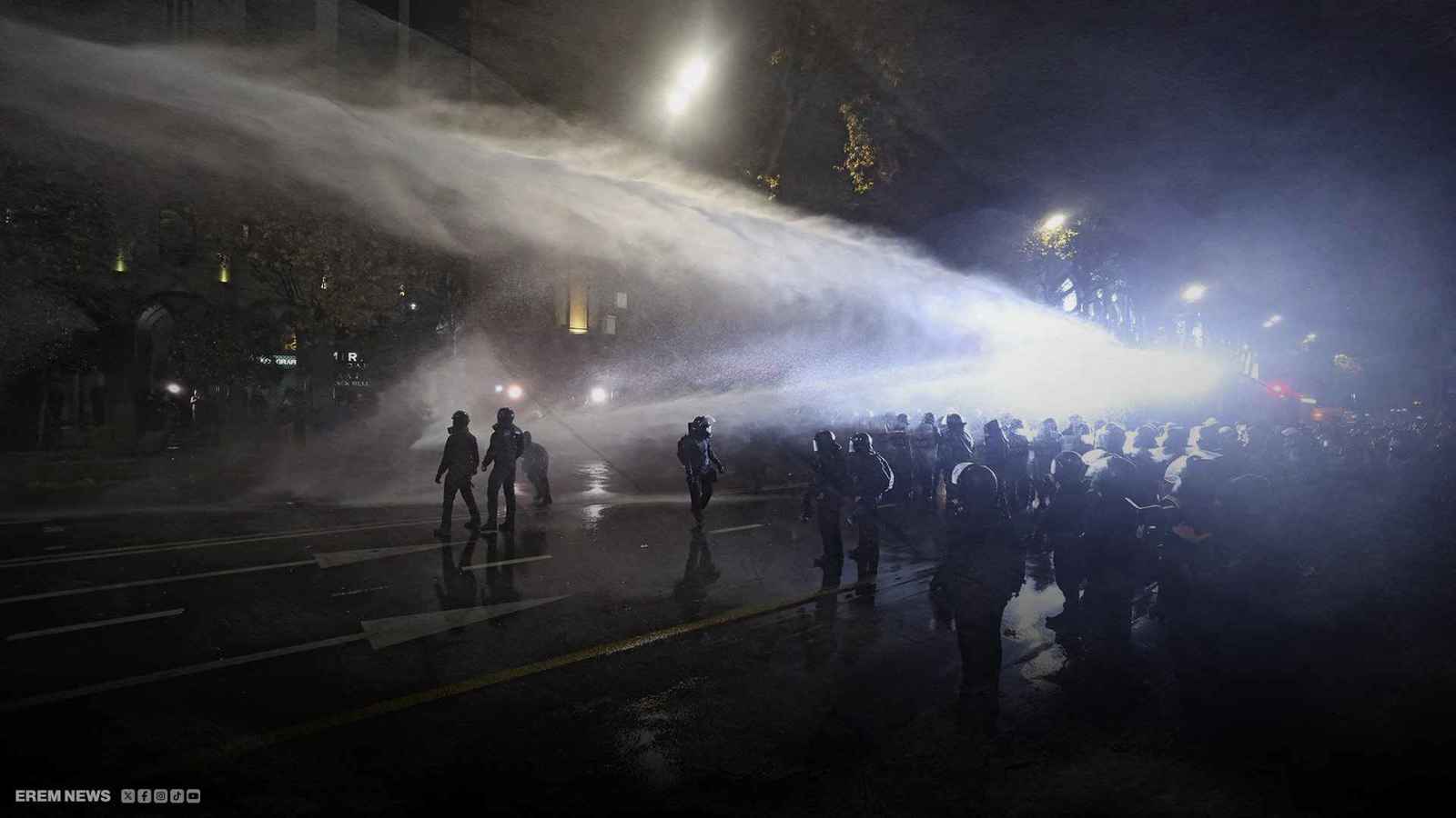 الشرطة تطلق خراطيم المياه على الحشود في جرجيا