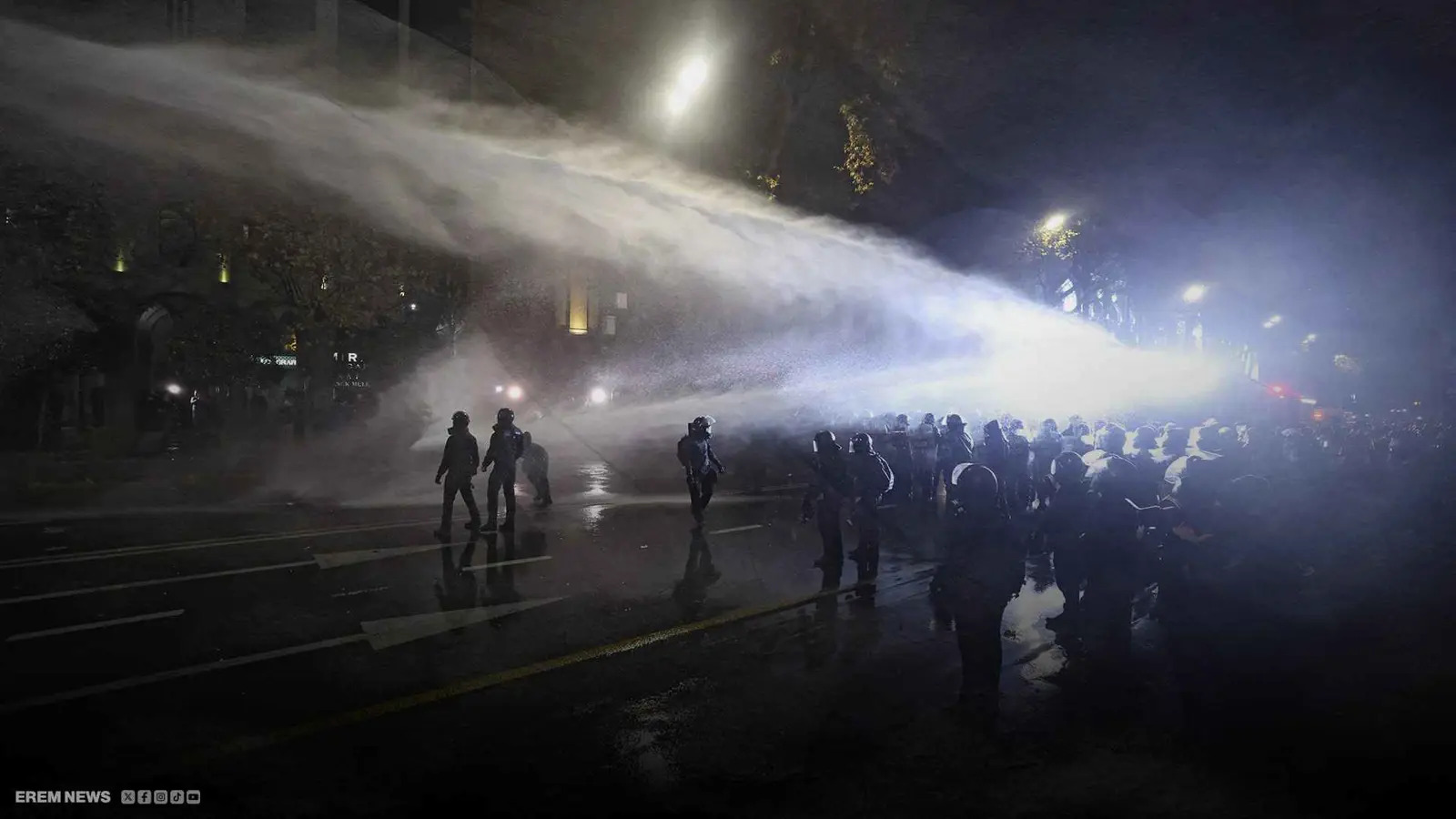 الشرطة تطلق خراطيم المياه على الحشود في جرجيا