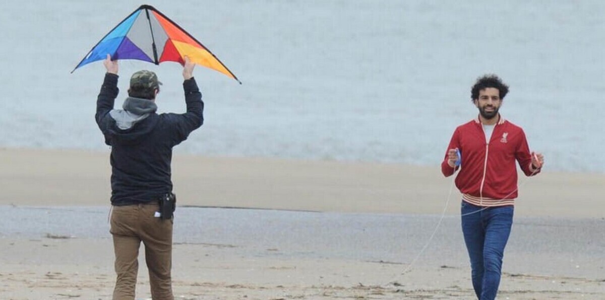 صورة محمد صلاح مع سيدتين من مشجعات ليفربول تجتاح تويتر (شاهد)