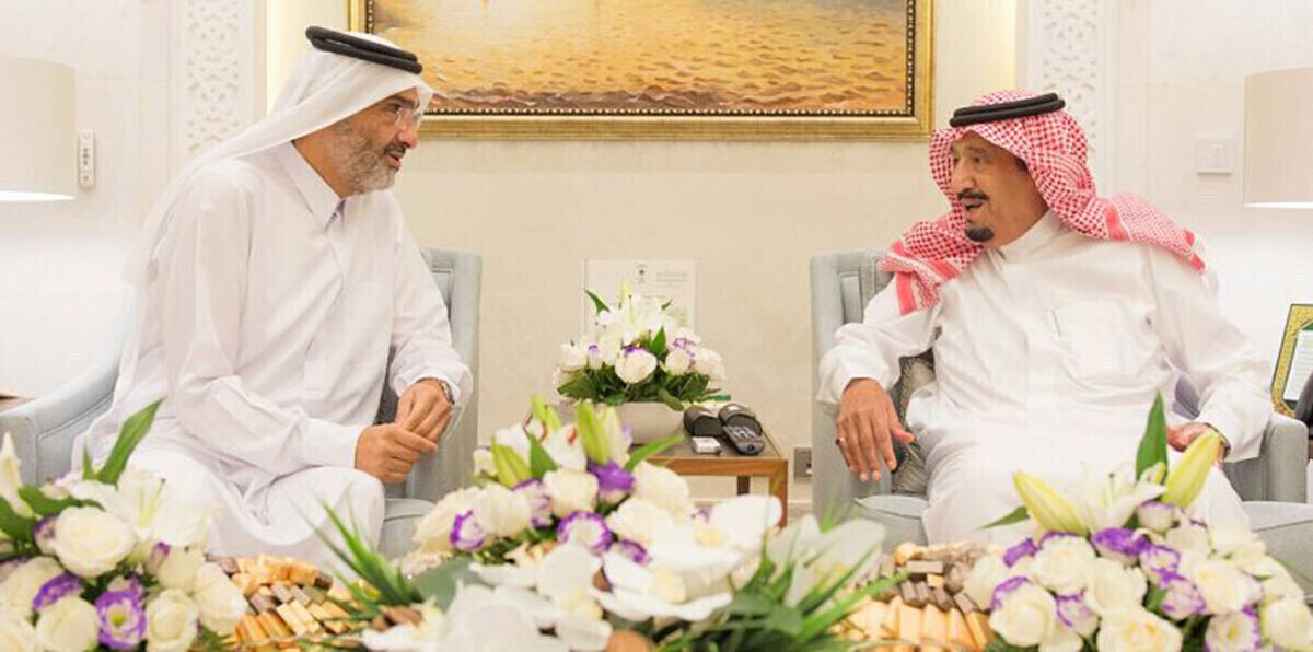 بعد وساطته بملف حجاج قطر.. الملك سلمان يستقبل الشيخ عبدالله بن علي آل ثاني في المغرب