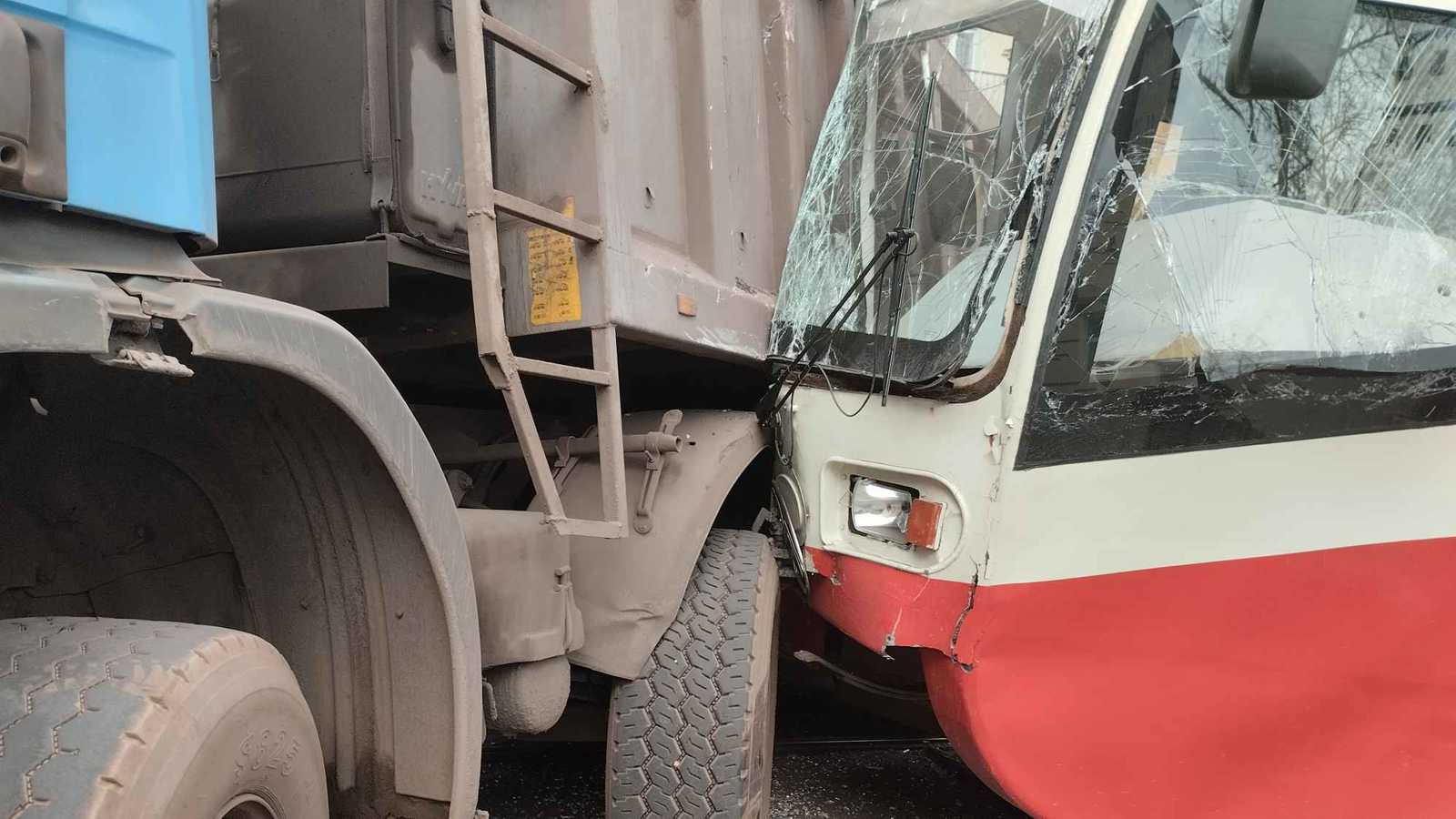 مصرع وإصابة 6 من طلاب "جامعة الجلالة" بحادث سير في مصر