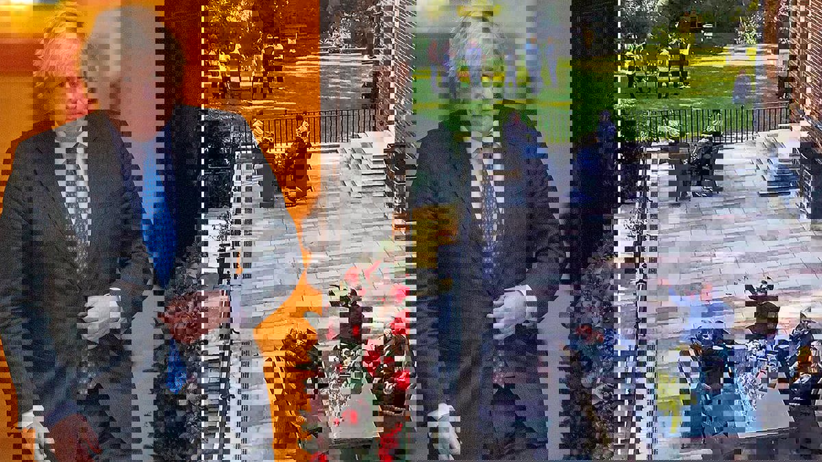 صحيفة: الموظفون في مقر جونسون أقاموا حفلات لاحتساء الخمور أثناء العزل