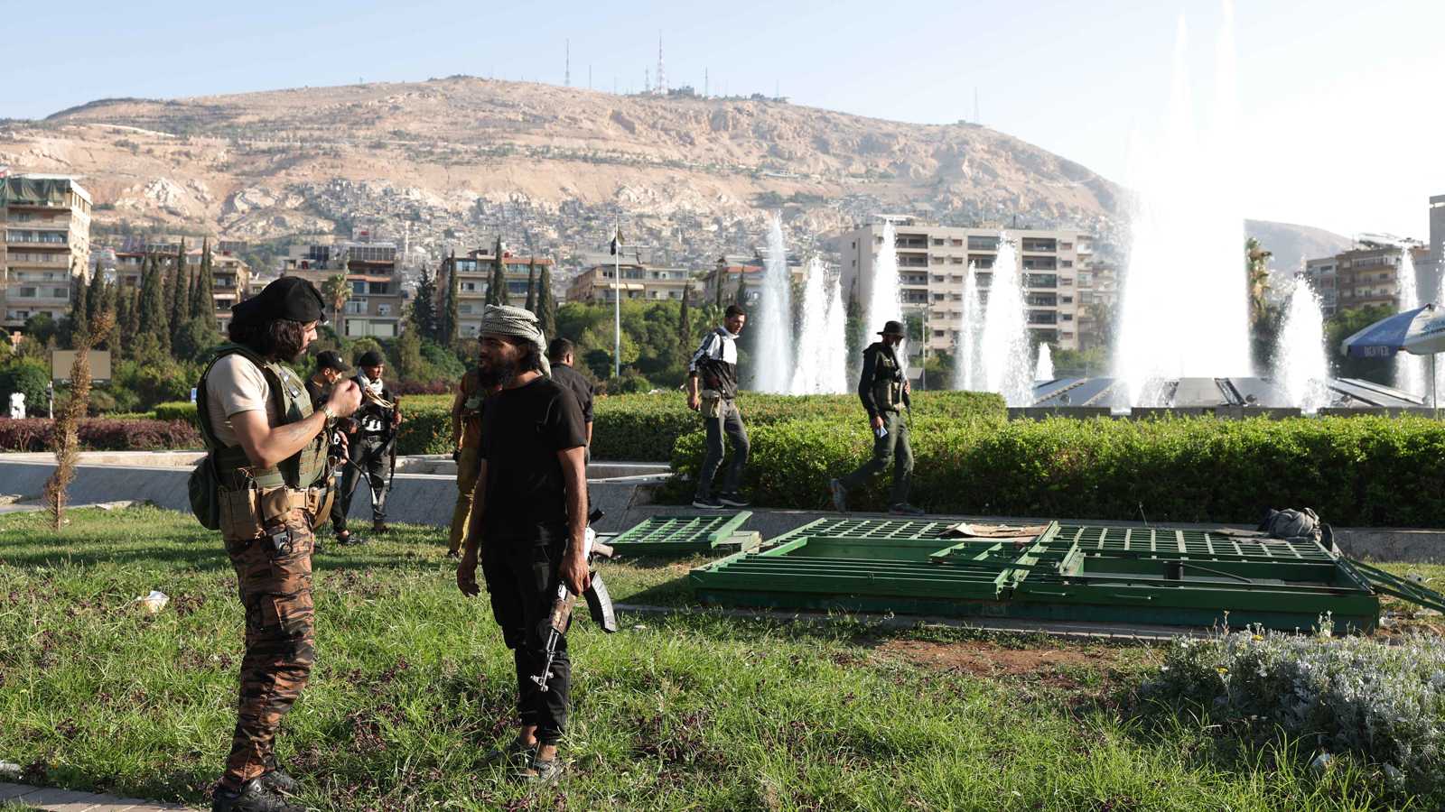 "المرصد": فصيل مسلح يُلزم "علويين" بالنزوح من حي السومرية بدمشق