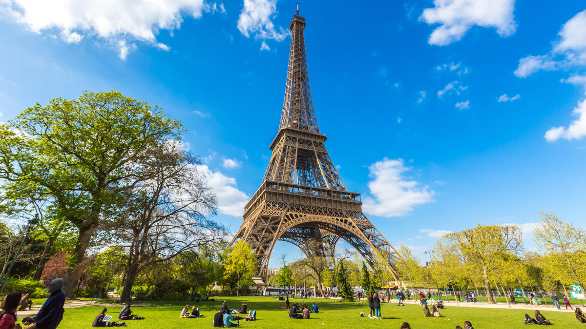 دوي اختراق مقاتلة رافال لحاجز الصوت يهز باريس (فيديو)