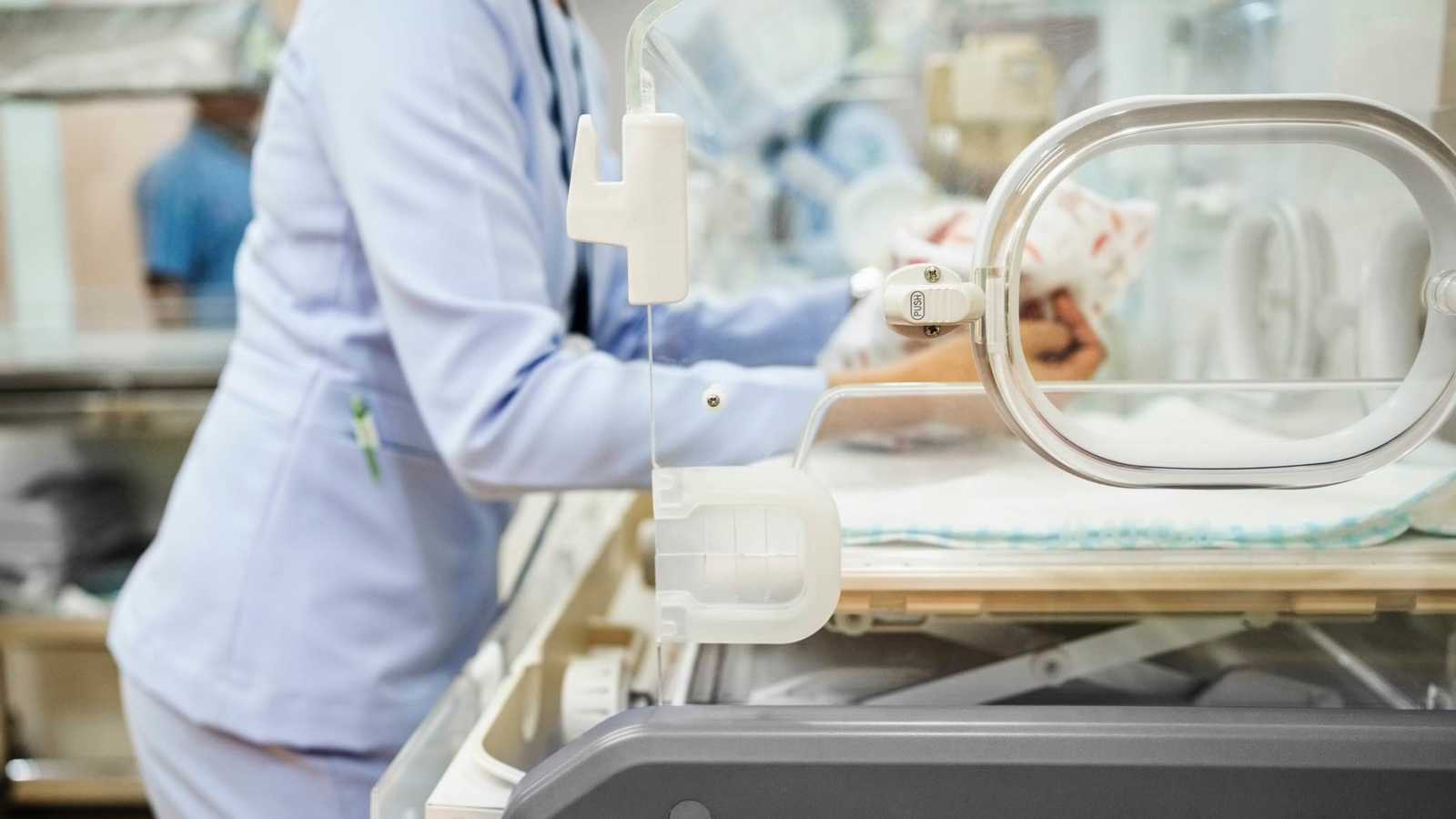 بمشهد بطولي.. ممرضة هندية تخاطر بحياتها لتطعيم رضيع (فيديو)