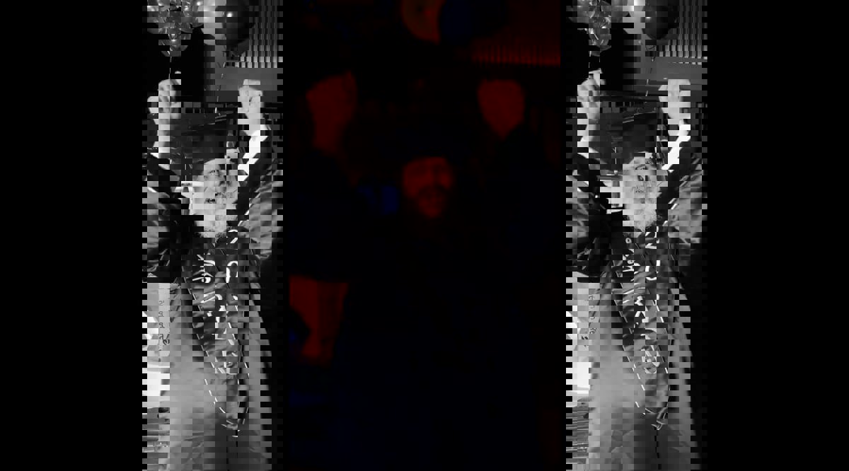 بعد 18 عاماً.. فرحة جنونية لمسن عربي تخرج من الجامعة (فيديو)