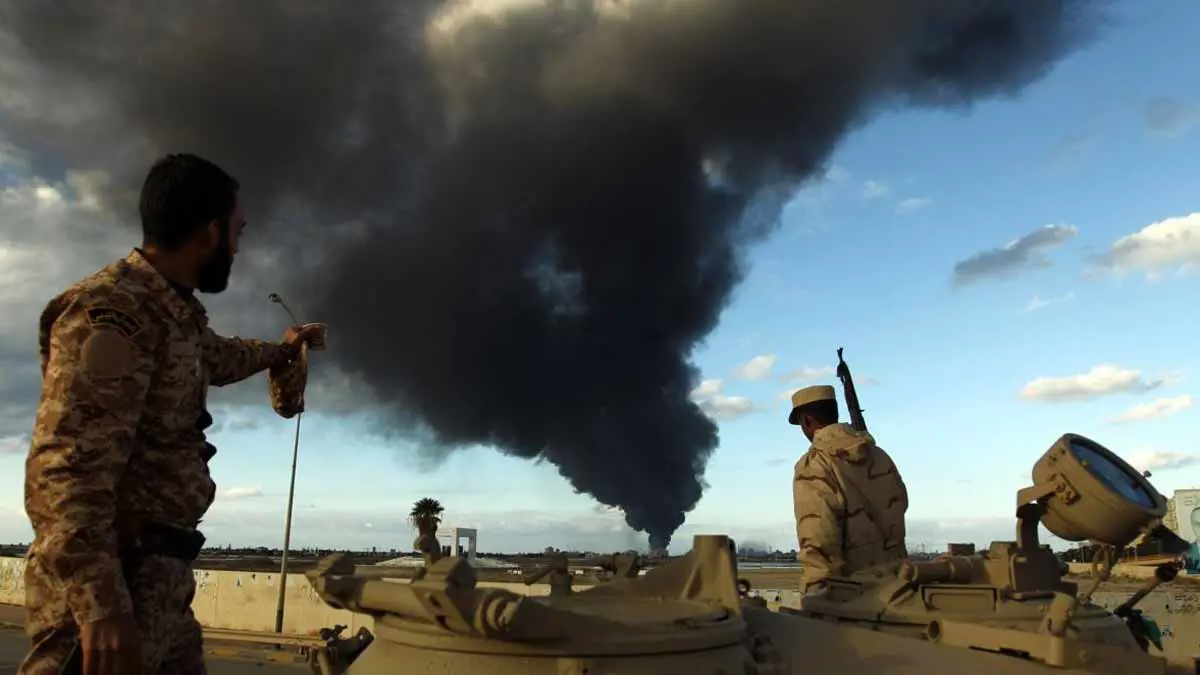 ليبيا.. طائرة من مصراتة تقصف منزلًا عائليًا في العزيزية