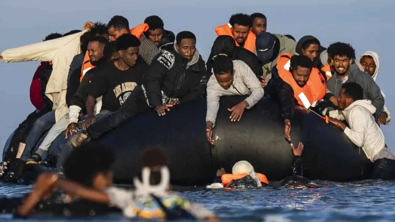 إنقاذ 400 مهاجر قبالة السواحل الفرنسية