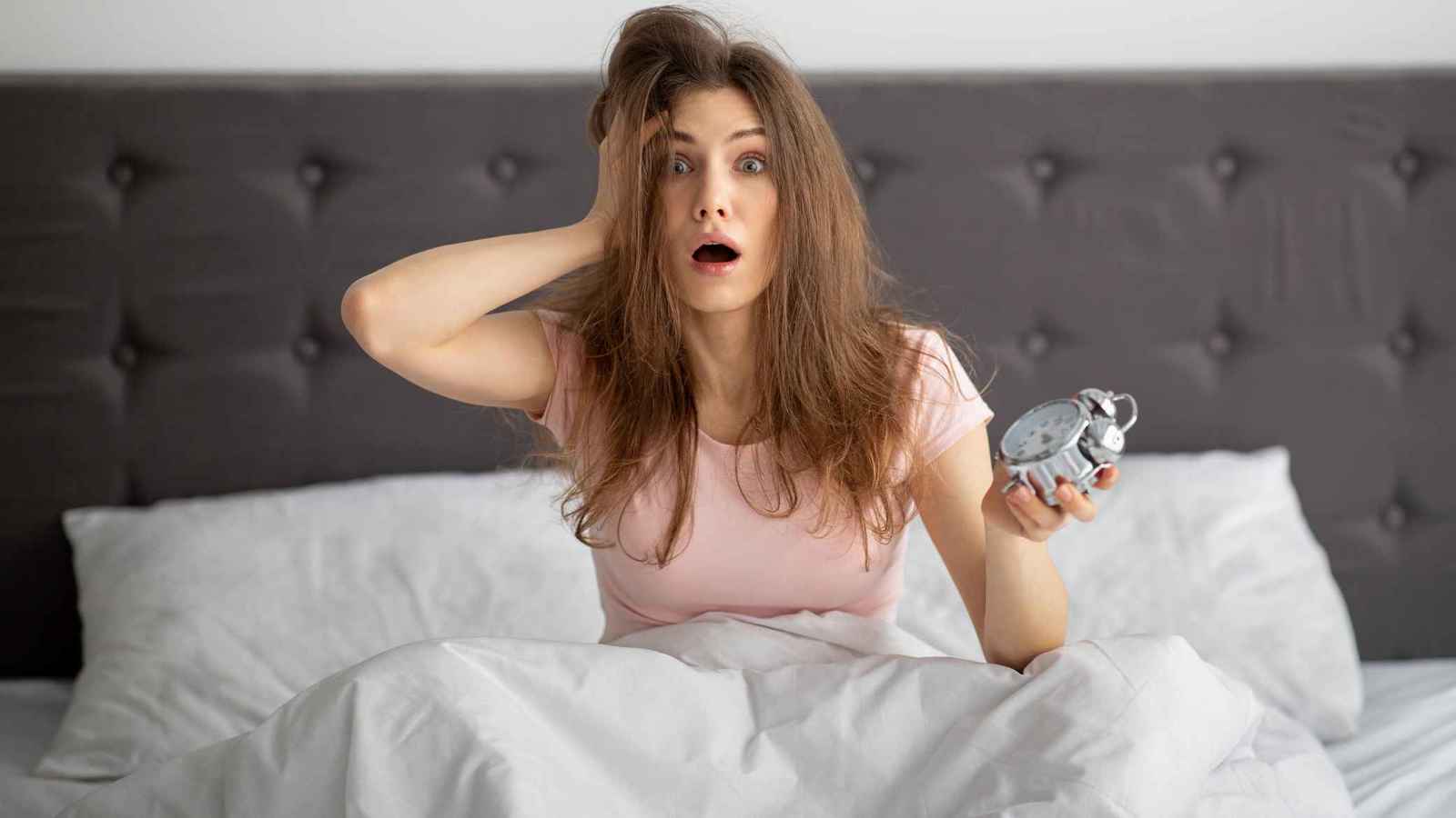 المنبّه يحدد مصير إنتاجيتك.. ما العلاقة بين النوم والعمل؟