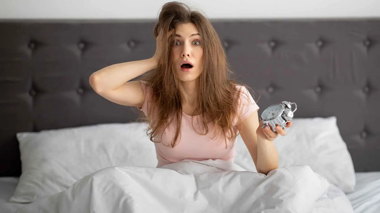 المنبّه يحدد مصير إنتاجيتك.. ما العلاقة بين النوم والعمل؟