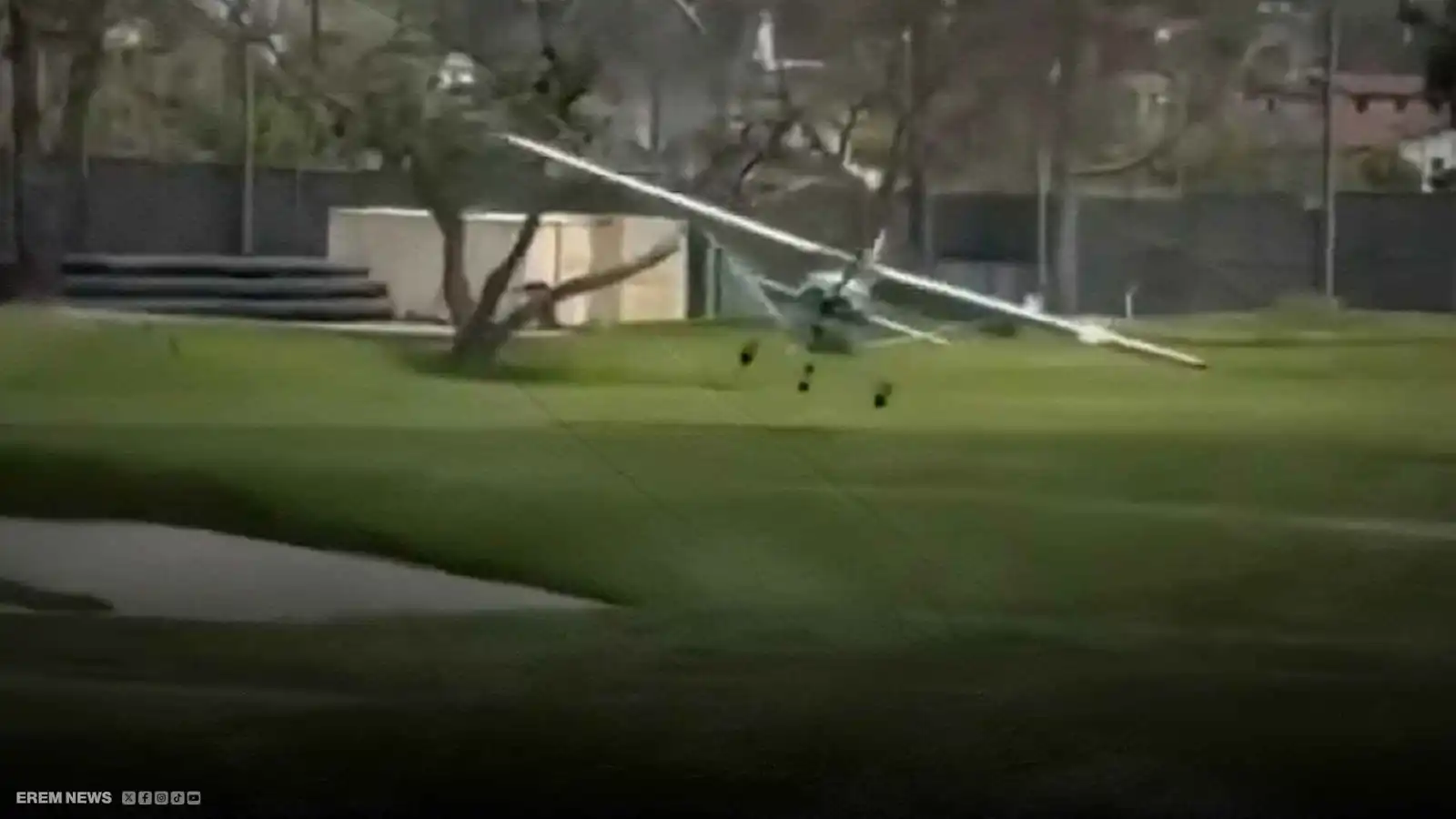 طائرة تهوي فجأة في ملعب جولف.. تروع المتفرجين وتحبس أنفاسهم