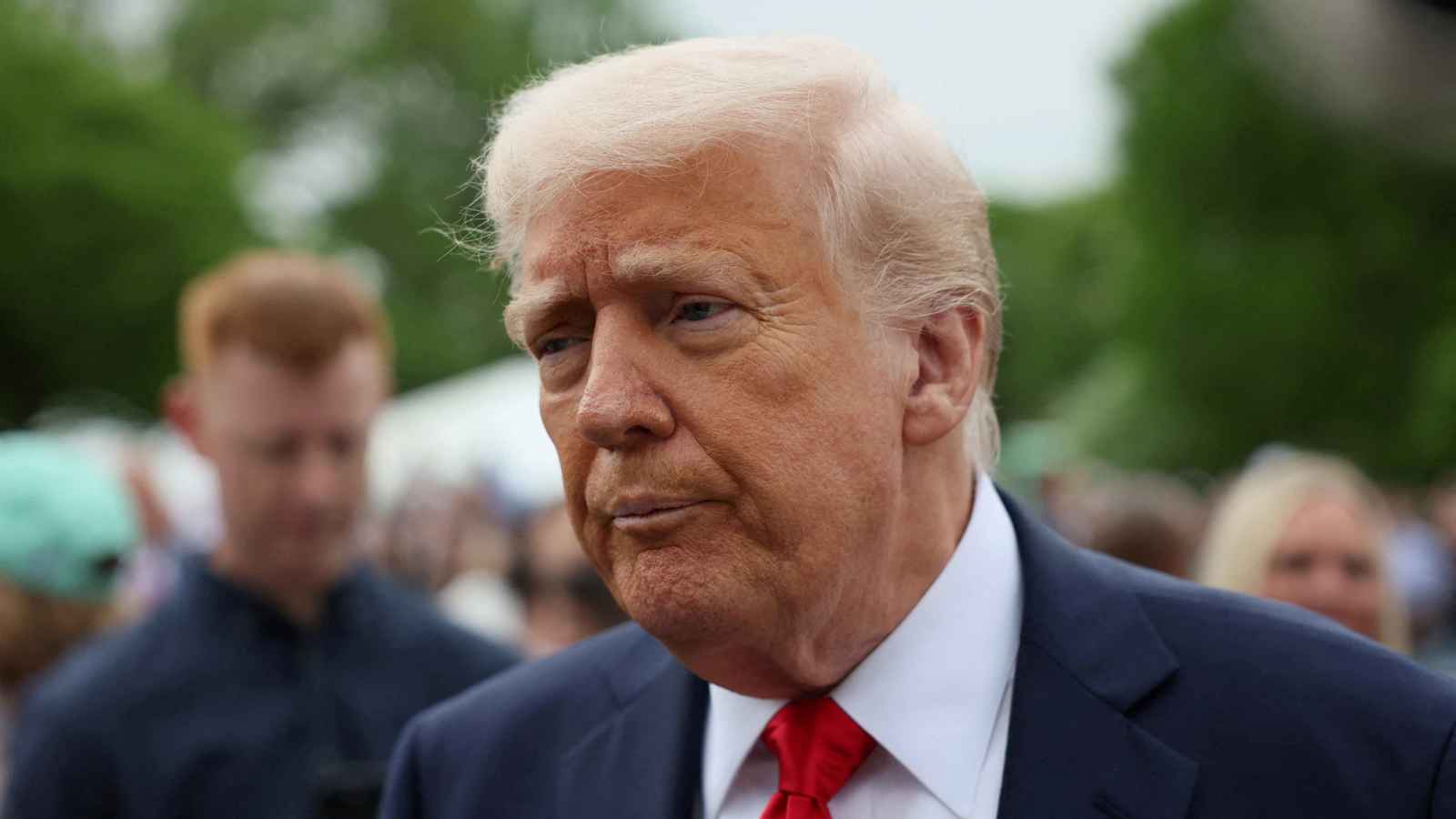 100 يوم من الصدمات.. كيف أطاحت سياسات ترامب بشعبيته؟