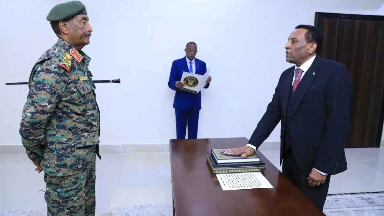 مصادر سودانية: البرهان اختار "إدريس" لتسويق نظامه المعزول