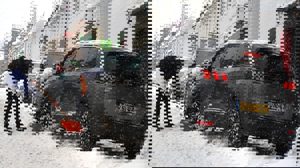 العاصفة "يونيس" تجتاح شمال أوروبا وتودي بحياة تسعة أشخاص (فيديو)