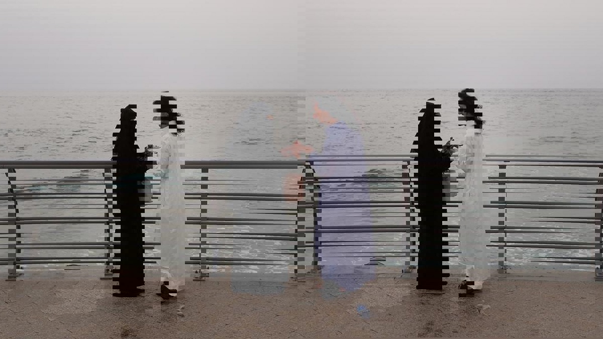 دعوة لإباحة التعارف بين الجنسين قبل الزواج تثير الجدل في السعودية