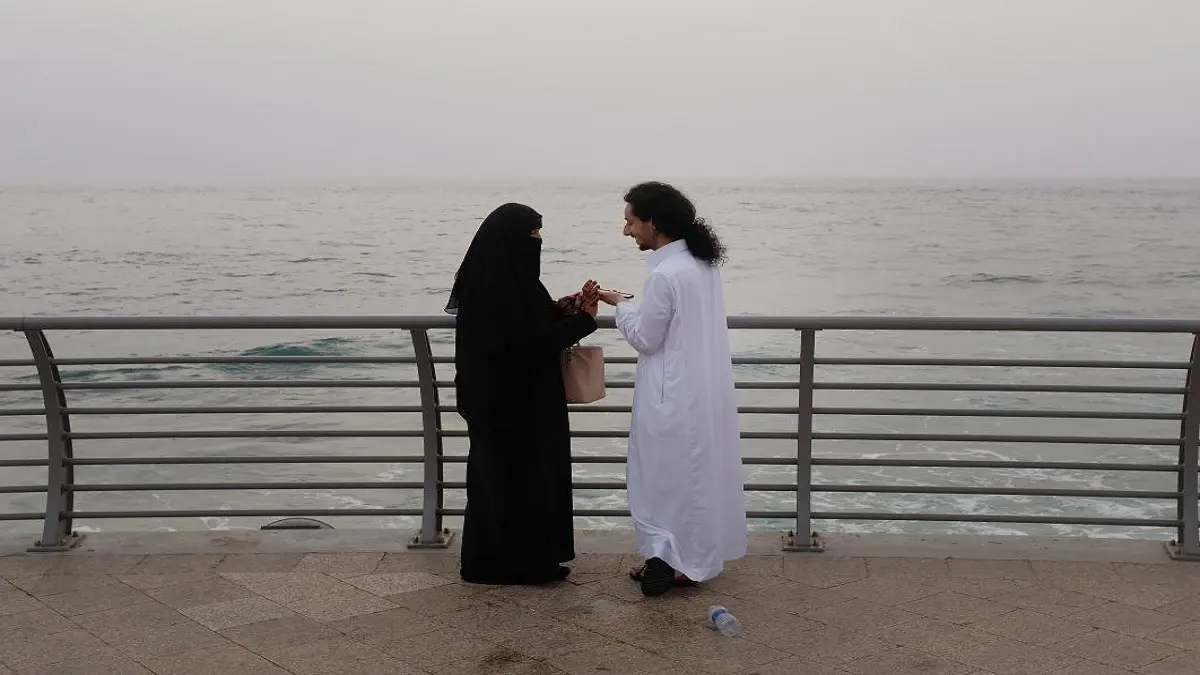 دعوة لإباحة التعارف بين الجنسين قبل الزواج تثير الجدل في السعودية