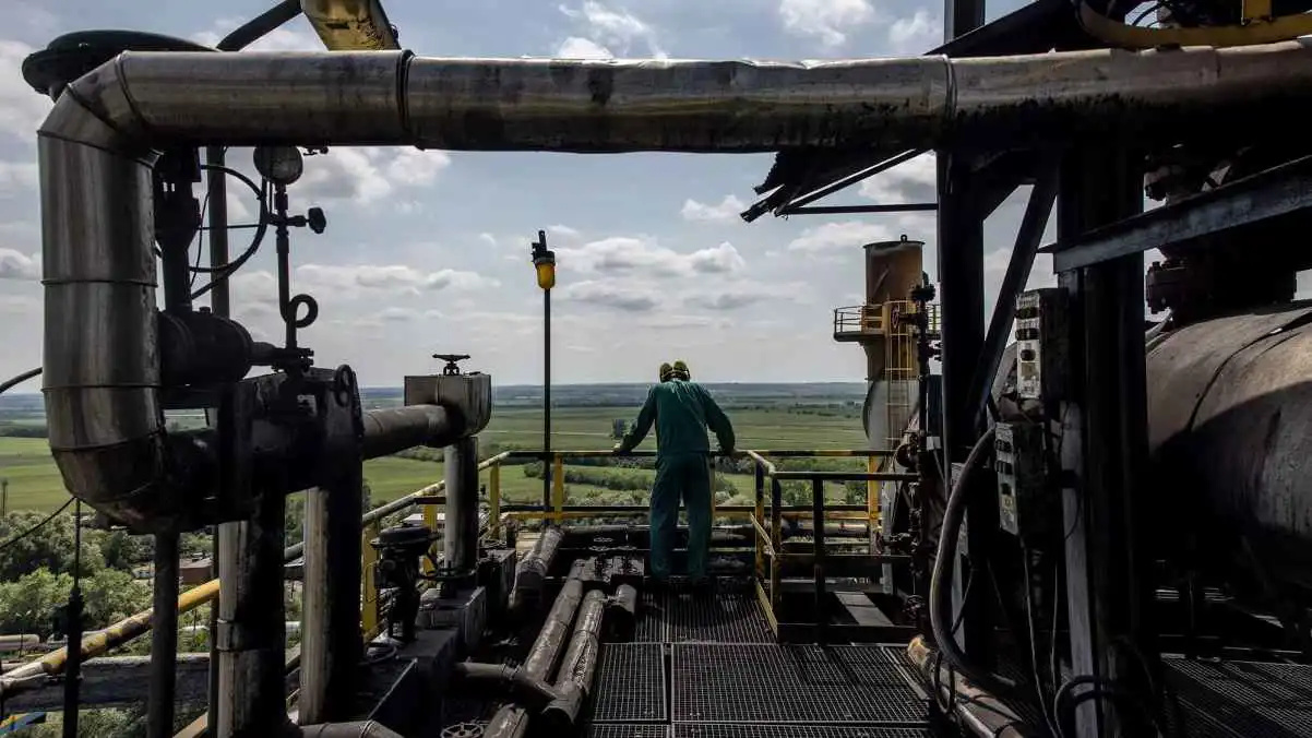 رغم "العداوة".. صفقات بين أمريكا وأوروبا وروسيا بمليارات الدولارات