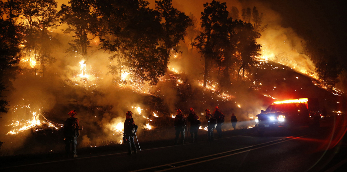 رجال الإطفاء يكافحون لحماية المنازل من حريق غابات كبير في كاليفورنيا
