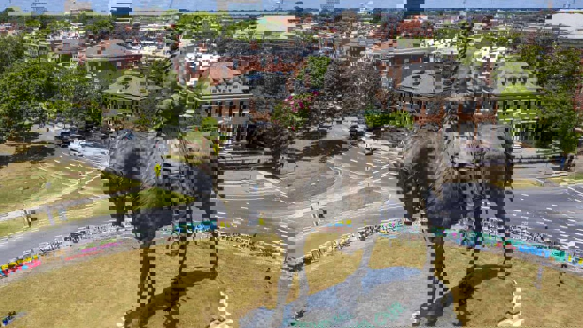 أمريكا.. محكمة فرجينيا تسمح بإزالة تمثال جنرال من الحرب الأهلية