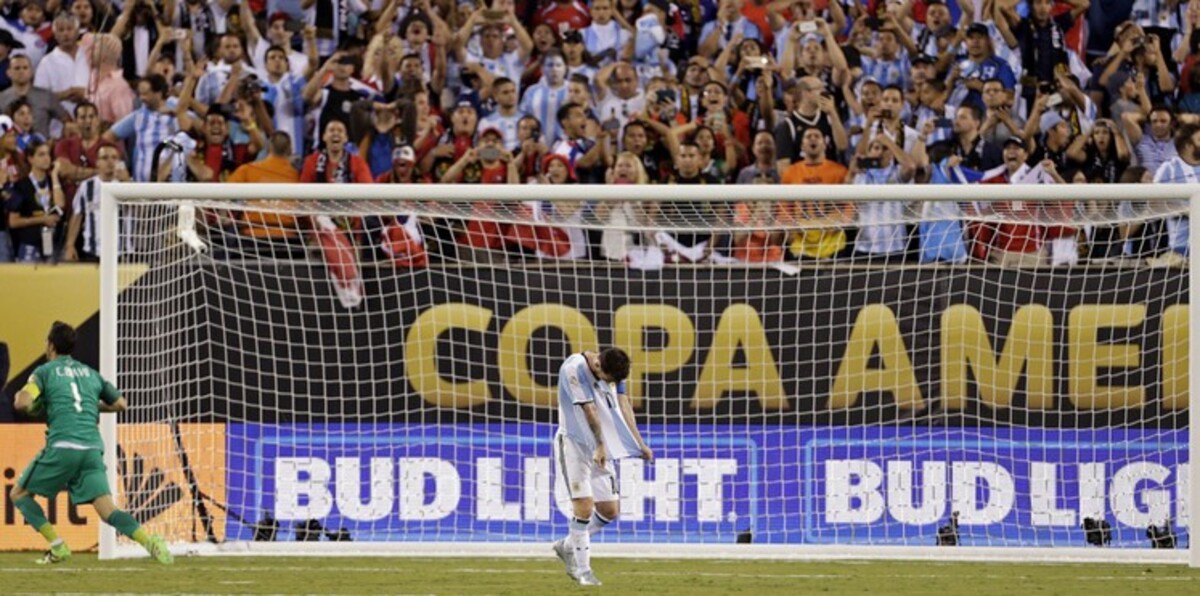 مُلتقط كرة ميسي الضائعة يجني ثروة كبيرة (فيديو)