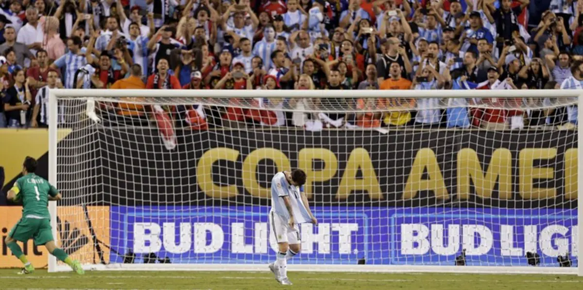 مُلتقط كرة ميسي الضائعة يجني ثروة كبيرة (فيديو)