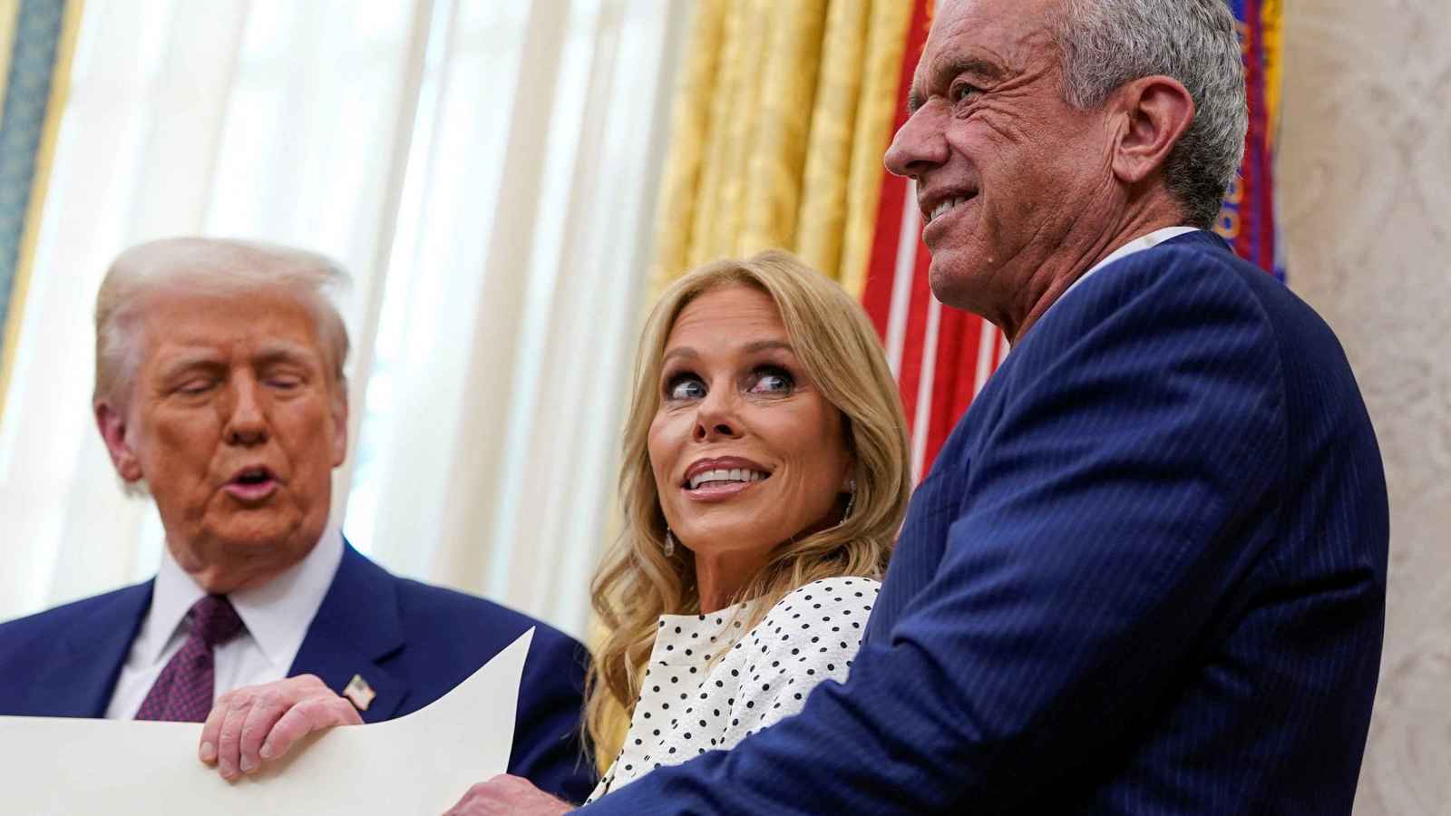 ترامب يُحرج زوجة وزير الصحة في حدث علني (فيديو)