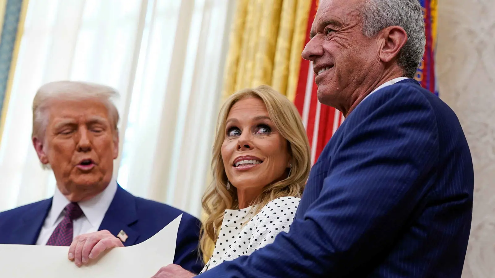 ترامب يُحرج زوجة وزير الصحة في حدث علني (فيديو)