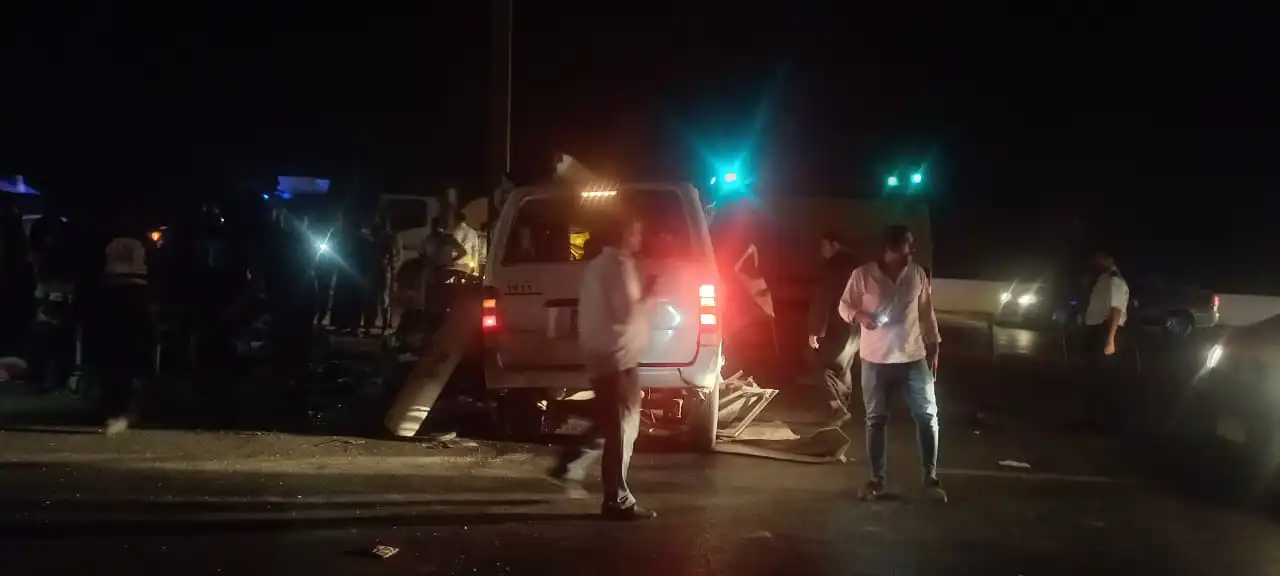 تجمع المارة الحادث على الطريق الصحراوي، مصر