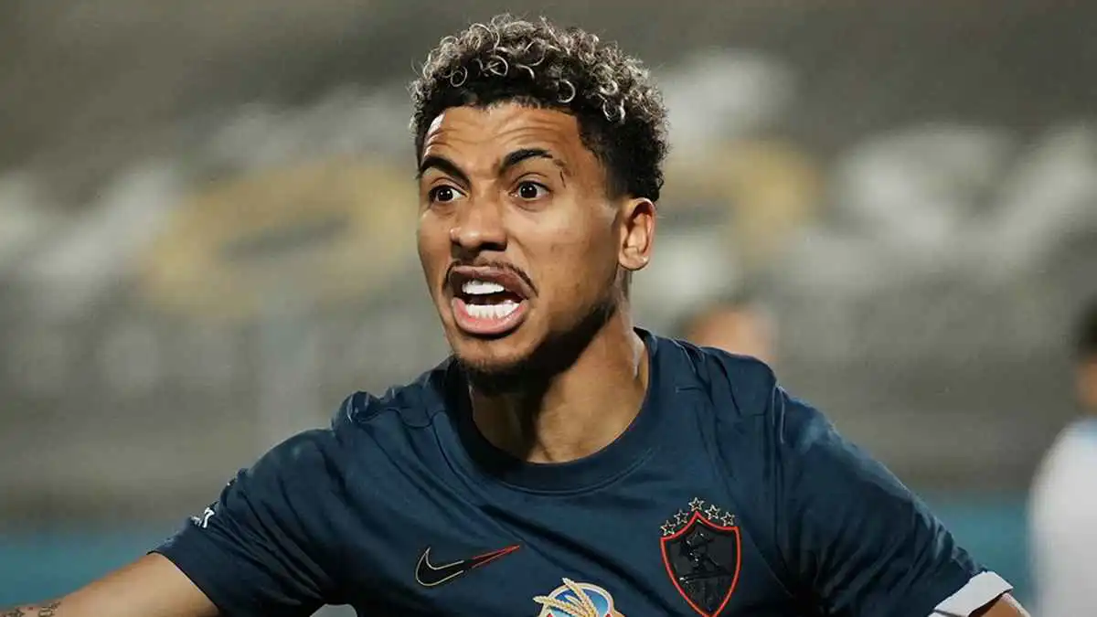 بعد أن تم عرضه.. هل يخطط الأهلي المصري لخطف بيزيرا؟