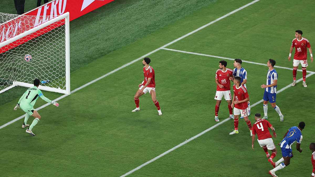 محتاج "قرصة أذن".. نجم الأهلي يشن هجوما على محمد الشناوي